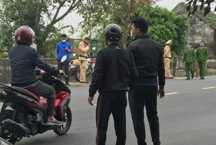 Bị cằn nhằn đi uống rượu về muộn, chồng cầm dao cắt cổ vợ