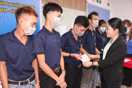 Tặng quà cho công nhân có gia đình bị thiệt hại do bão lũ