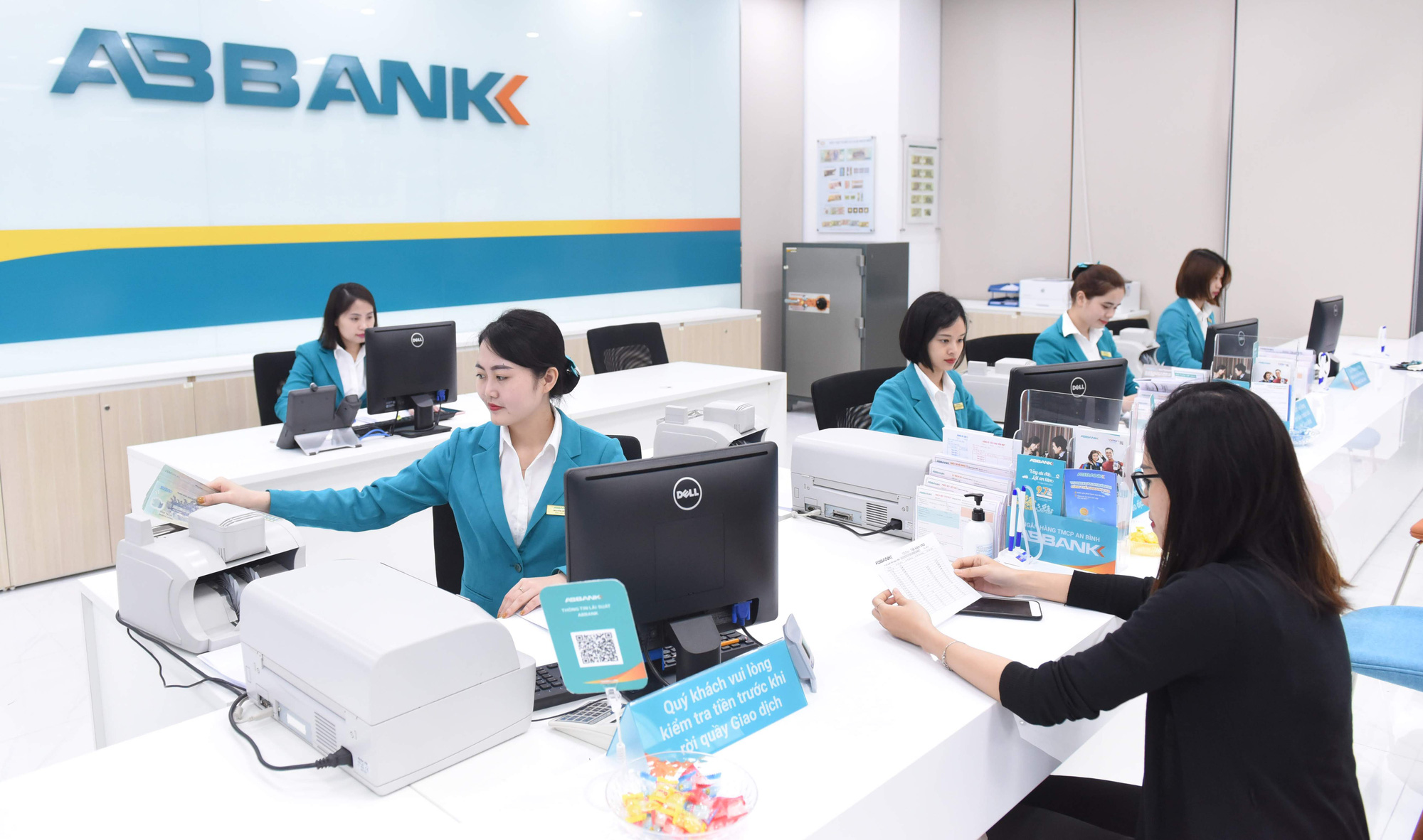 Th&ecirc;m nhiều ng&acirc;n h&agrave;ng đua nhau l&ecirc;n s&agrave;n dịp cuối năm - Ảnh 1.
