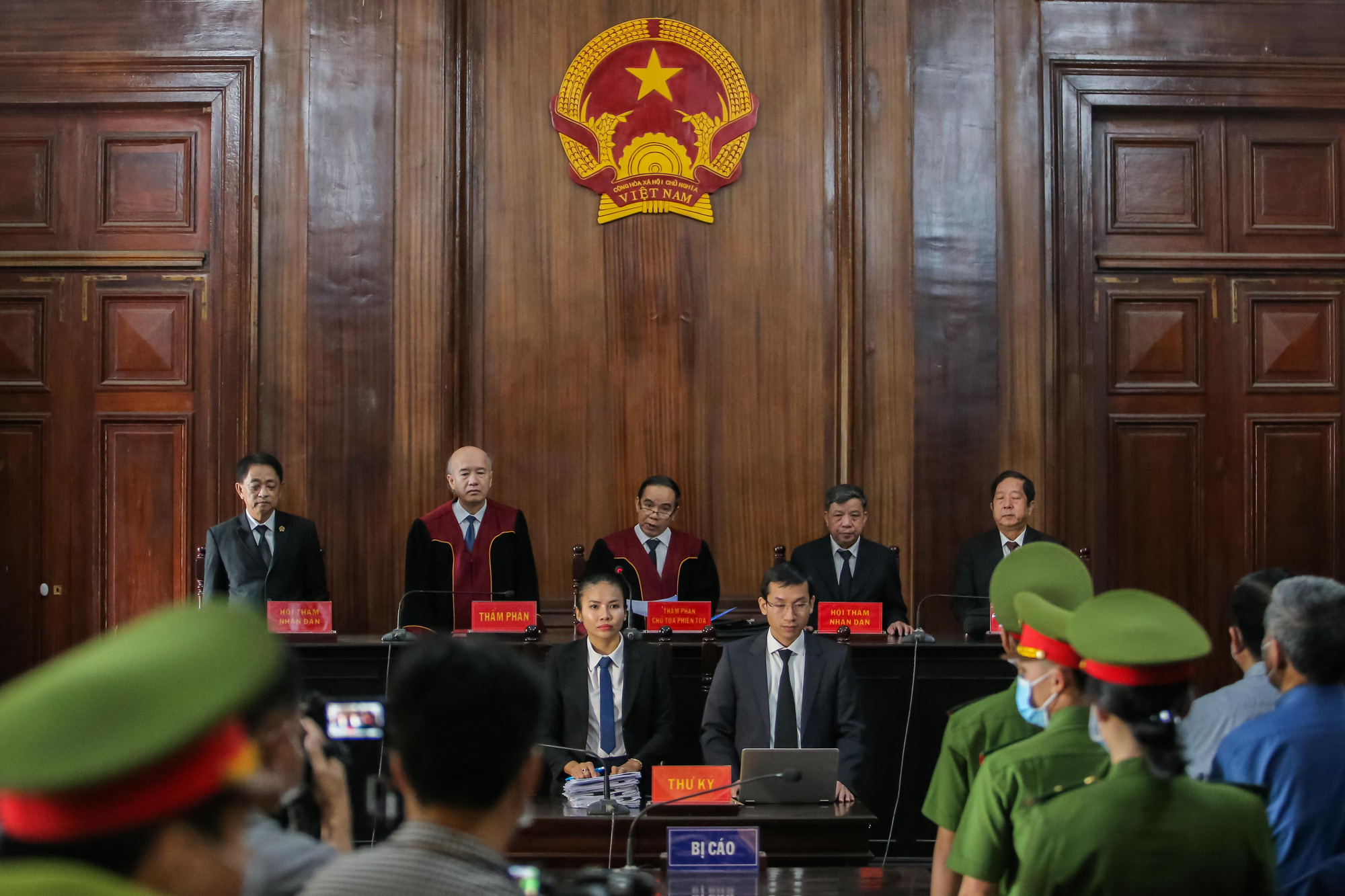 Những chi tiết, h&igrave;nh ảnh &ldquo;đắt&rdquo; trong phi&ecirc;n xử &ocirc;ng Đinh La Thăng - Ảnh 1.