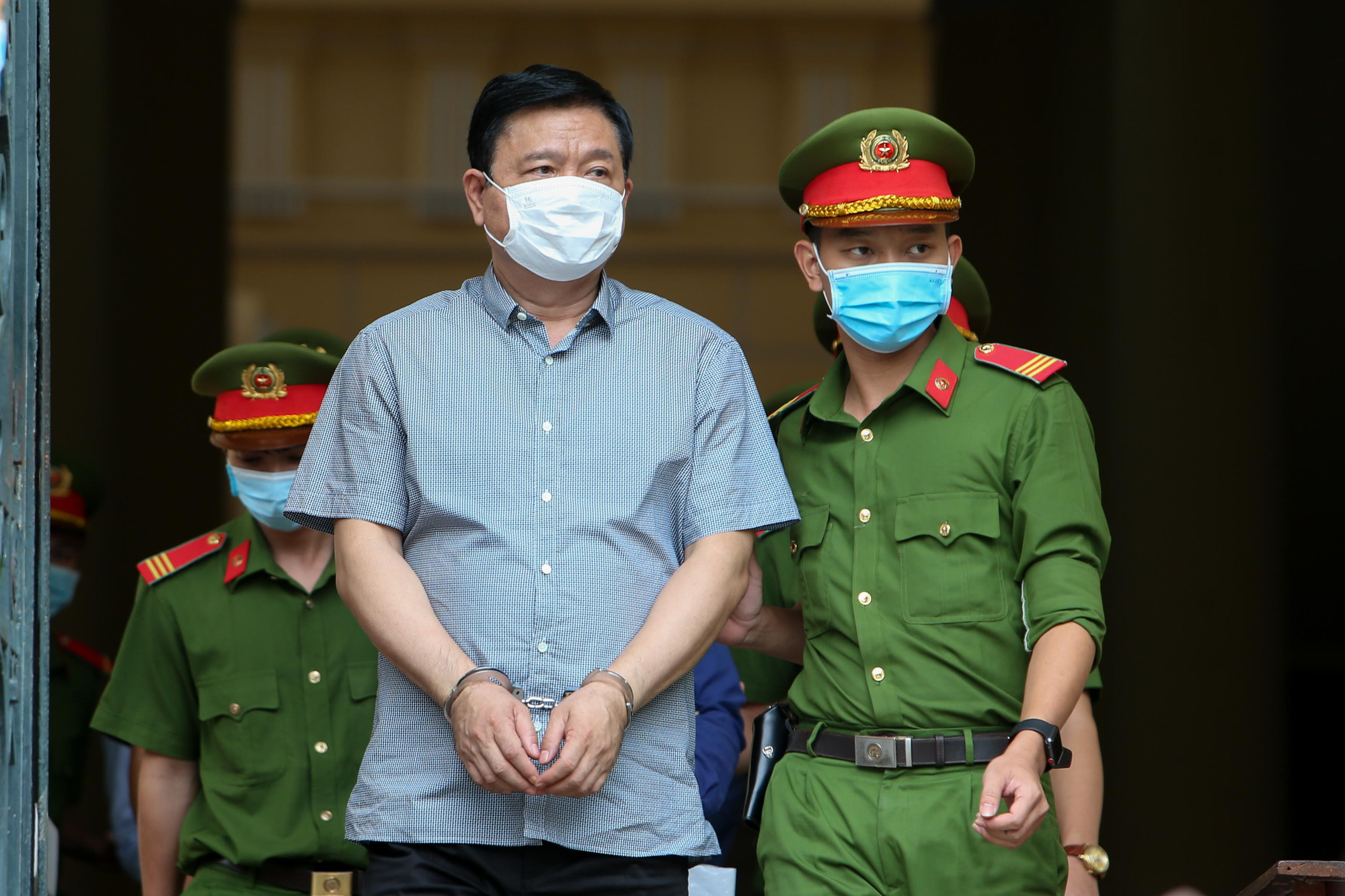 Những chi tiết, h&igrave;nh ảnh &ldquo;đắt&rdquo; trong phi&ecirc;n xử &ocirc;ng Đinh La Thăng - Ảnh 10.