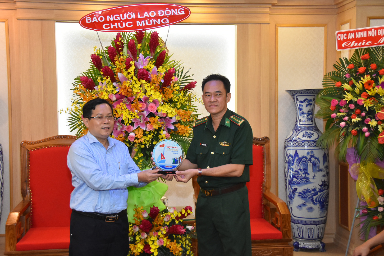 Tổng Biên tập Báo Người Lao Động thăm, chúc mừng các đơn vị quân đội