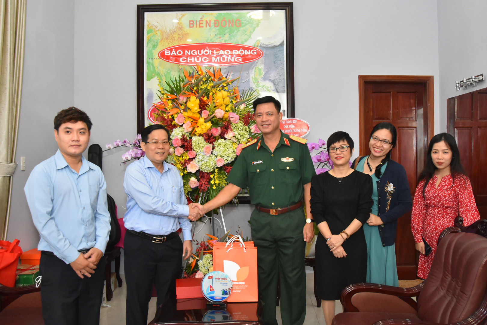 Tổng Bi&ecirc;n tập B&aacute;o Người Lao Động thăm, ch&uacute;c mừng c&aacute;c đơn vị qu&acirc;n đội - Ảnh 2.