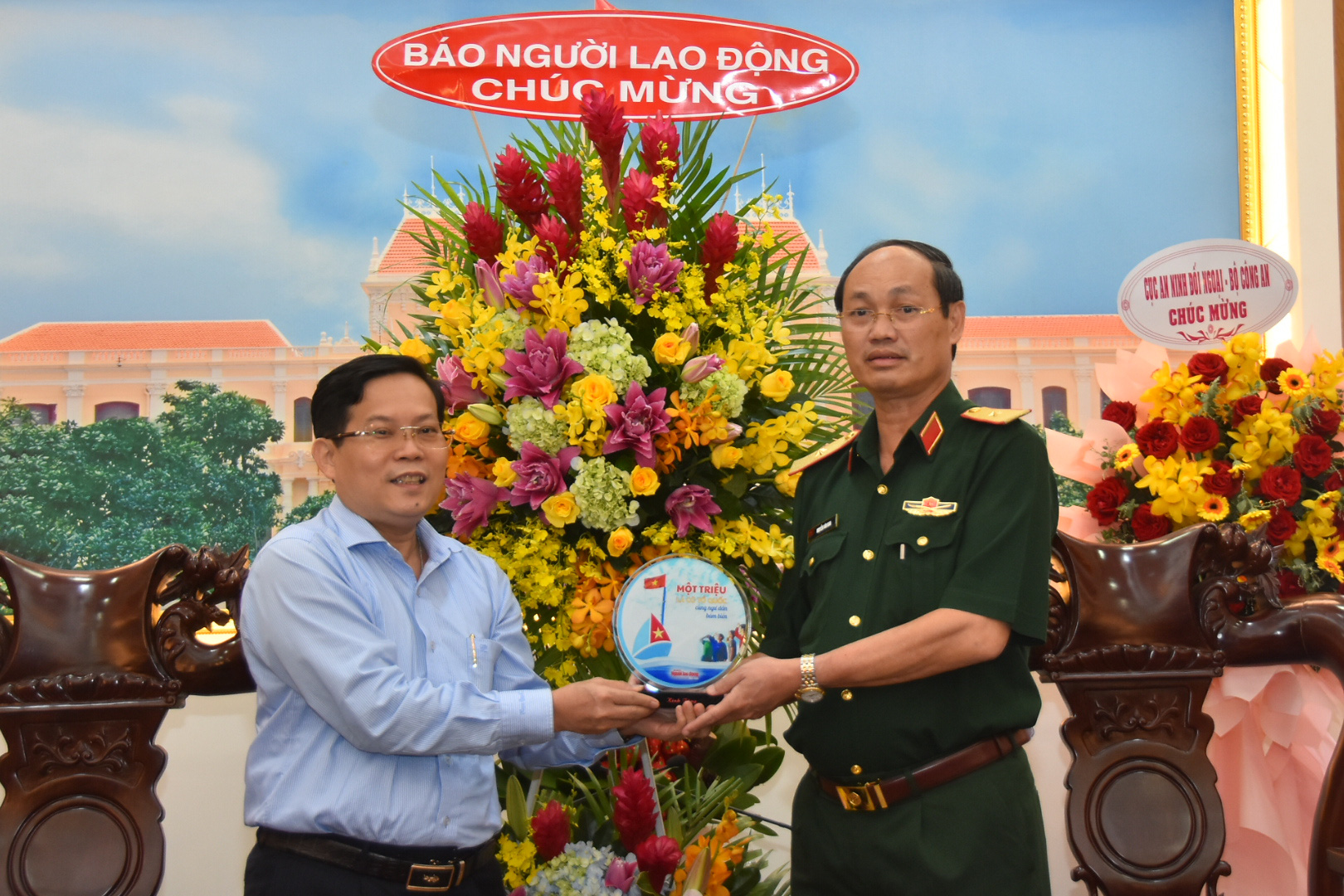 Tổng Bi&ecirc;n tập B&aacute;o Người Lao Động thăm, ch&uacute;c mừng c&aacute;c đơn vị qu&acirc;n đội - Ảnh 5.