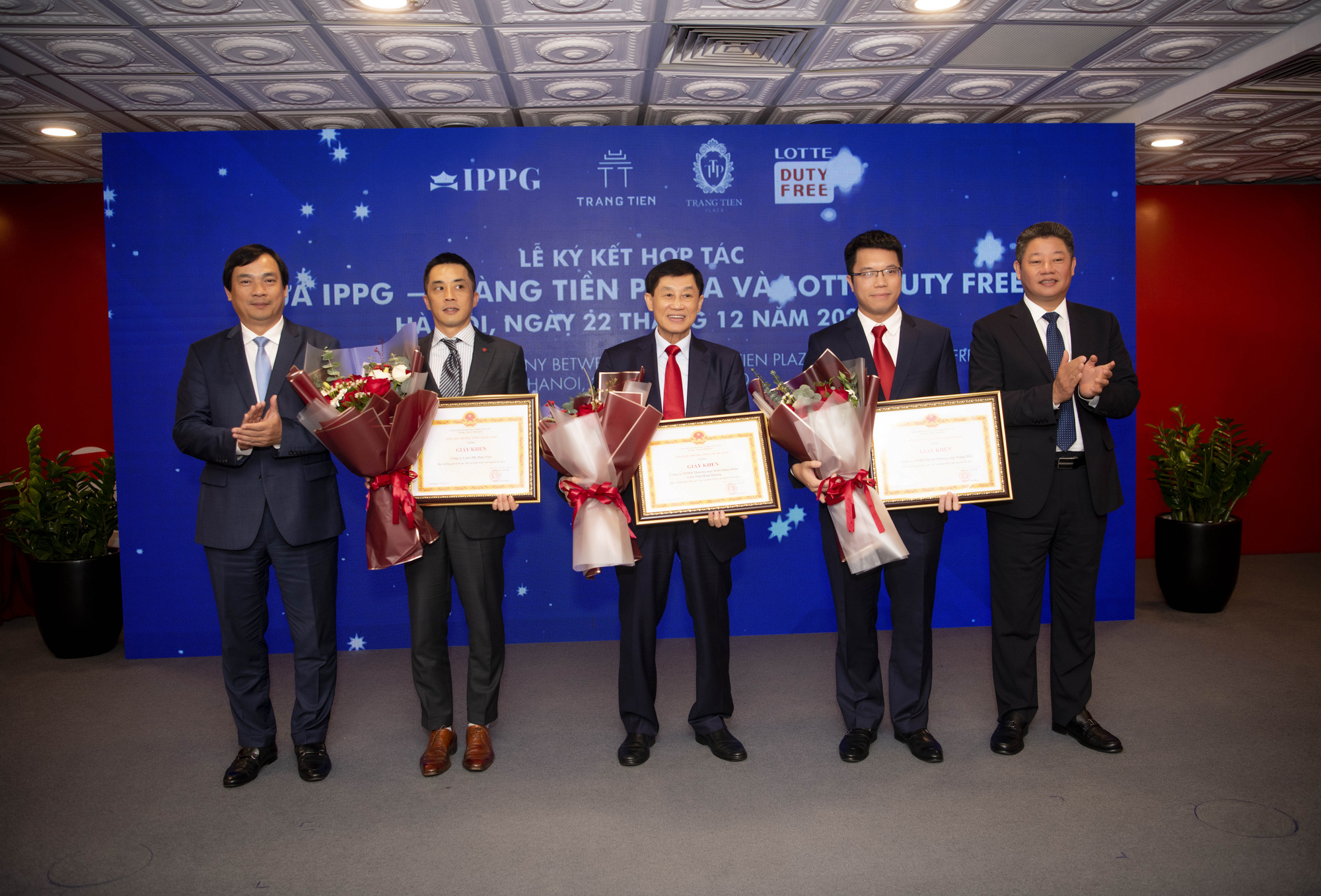 &Ocirc;ng Johnathan Hạnh Nguyễn hợp t&aacute;c mở cửa h&agrave;ng miễn thuế dưới phố đầu ti&ecirc;n ở H&agrave; Nội - Ảnh 2.