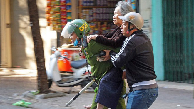 C&ocirc;ng an lao v&agrave;o giải cứu cụ b&agrave; 83 tuổi mắc kẹt trong căn nh&agrave; bốc ch&aacute;y dữ dội - Ảnh 6.