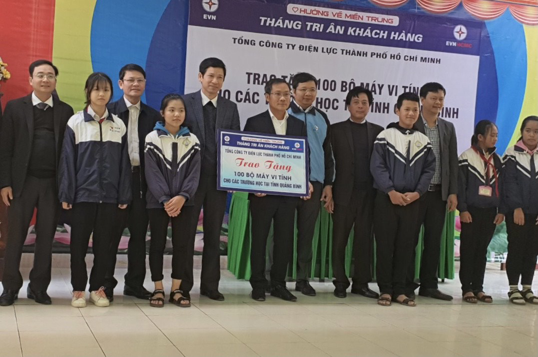 EVNHCMC tặng 100 bộ máy tính cho các trường học tại Quảng Bình