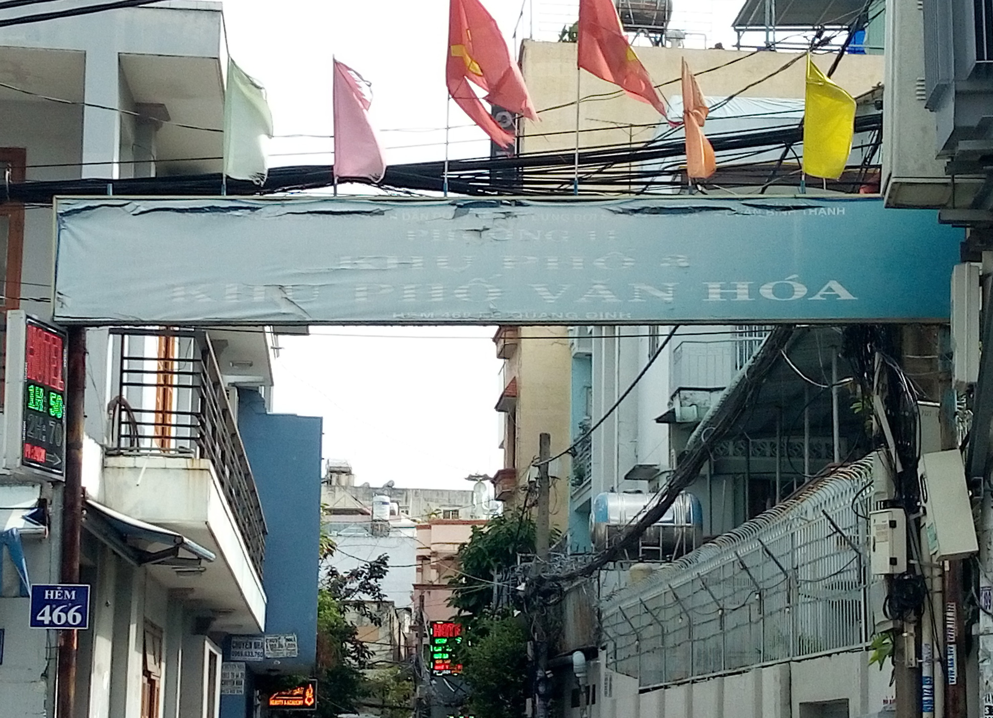 Bảng hiệu nhếch nhác