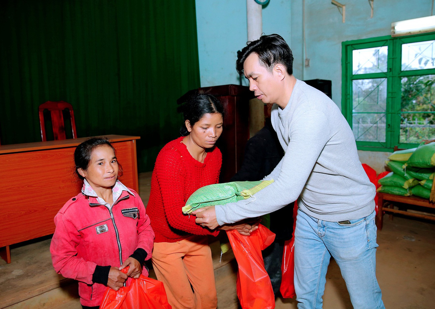 Tr&aacute;i tim nh&acirc;n &aacute;i trao qu&agrave; cho b&agrave; con ngh&egrave;o tại tỉnh Đắk N&ocirc;ng - Ảnh 5.