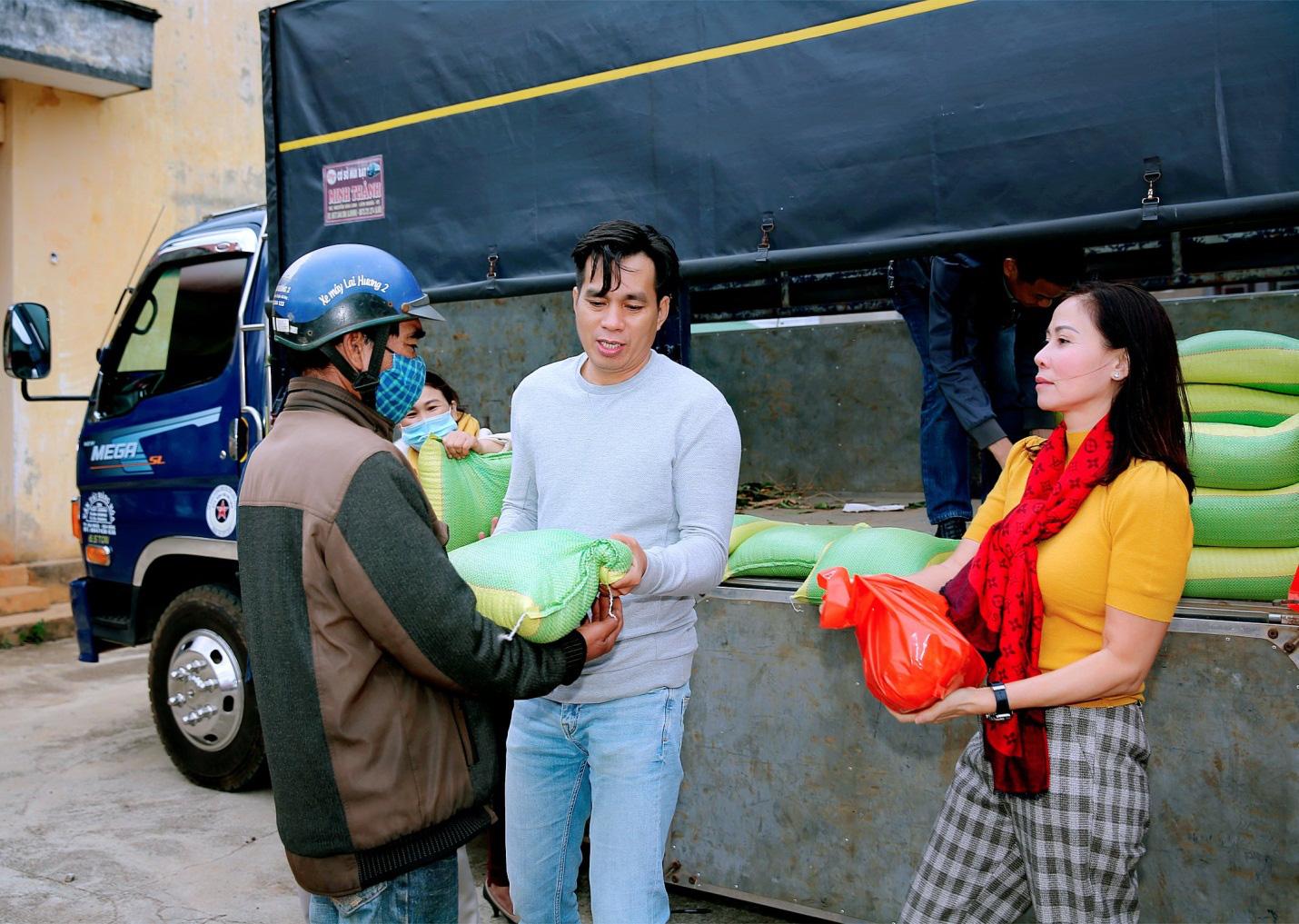 Tr&aacute;i tim nh&acirc;n &aacute;i trao qu&agrave; cho b&agrave; con ngh&egrave;o tại tỉnh Đắk N&ocirc;ng - Ảnh 7.