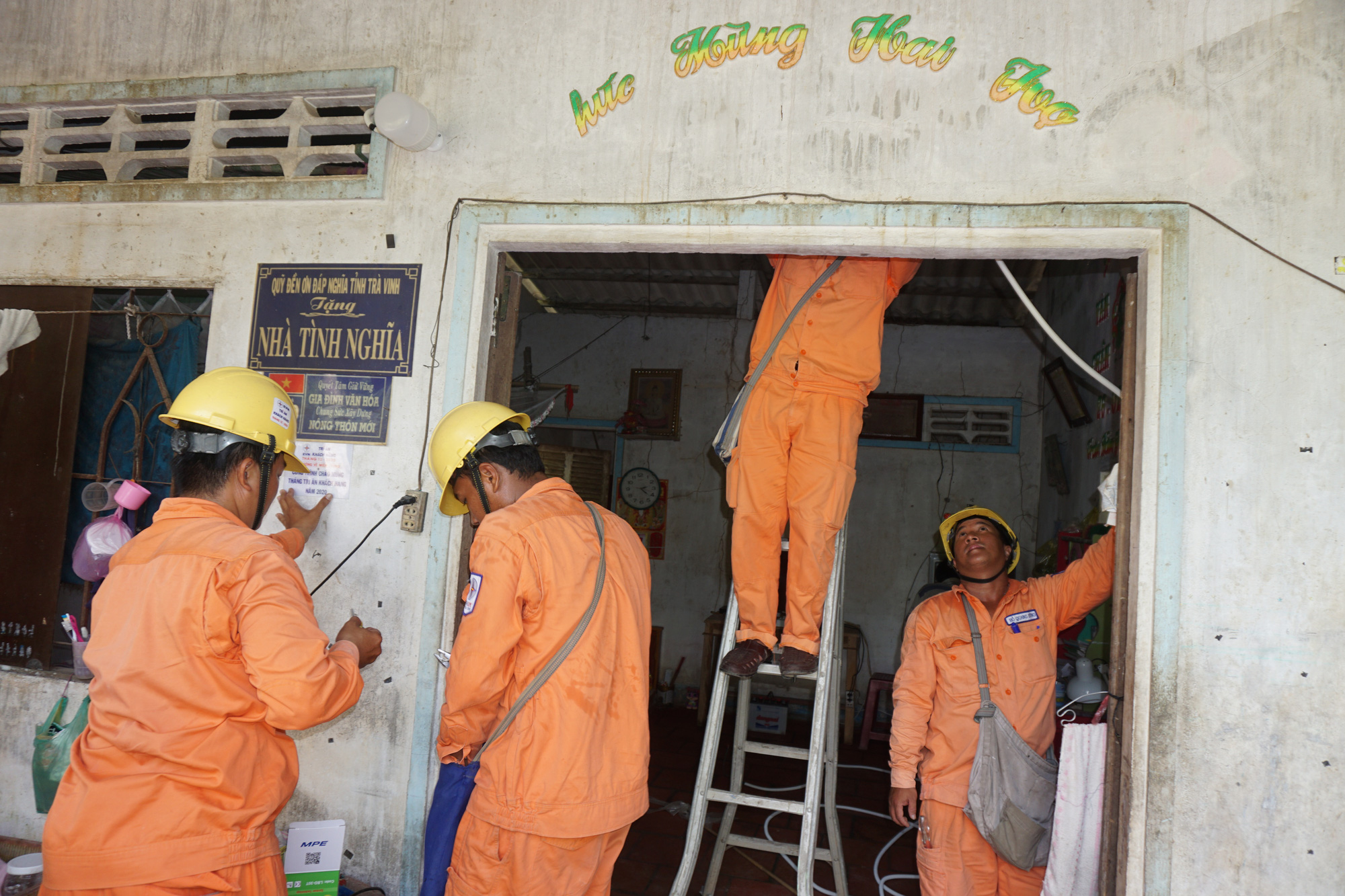 Điện lực Cầu K&egrave; sửa chữa điện miễn ph&iacute; cho hộ ngh&egrave;o, hộ gia đ&igrave;nh ch&iacute;nh s&aacute;ch - Ảnh 1.