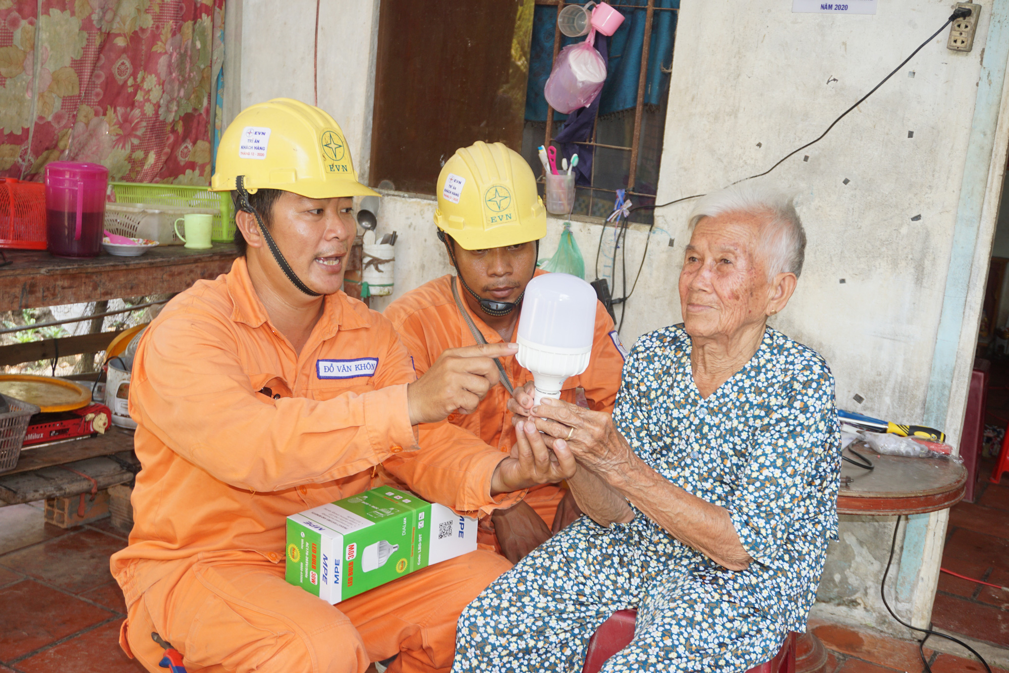Điện lực Cầu Kè sửa chữa điện miễn phí cho hộ nghèo, hộ gia đình chính sách