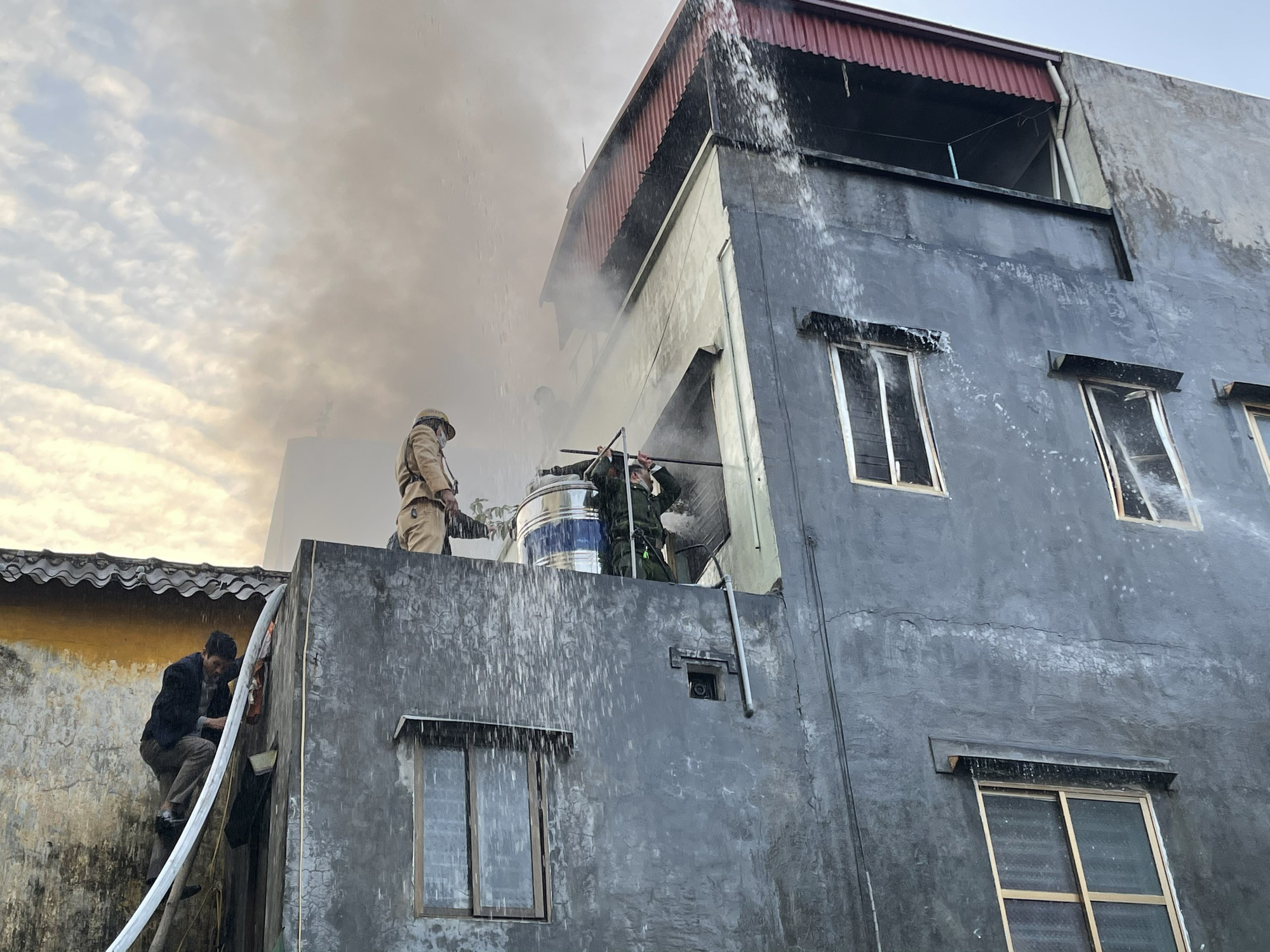 C&ocirc;ng an lao v&agrave;o giải cứu cụ b&agrave; 83 tuổi mắc kẹt trong căn nh&agrave; bốc ch&aacute;y dữ dội - Ảnh 5.
