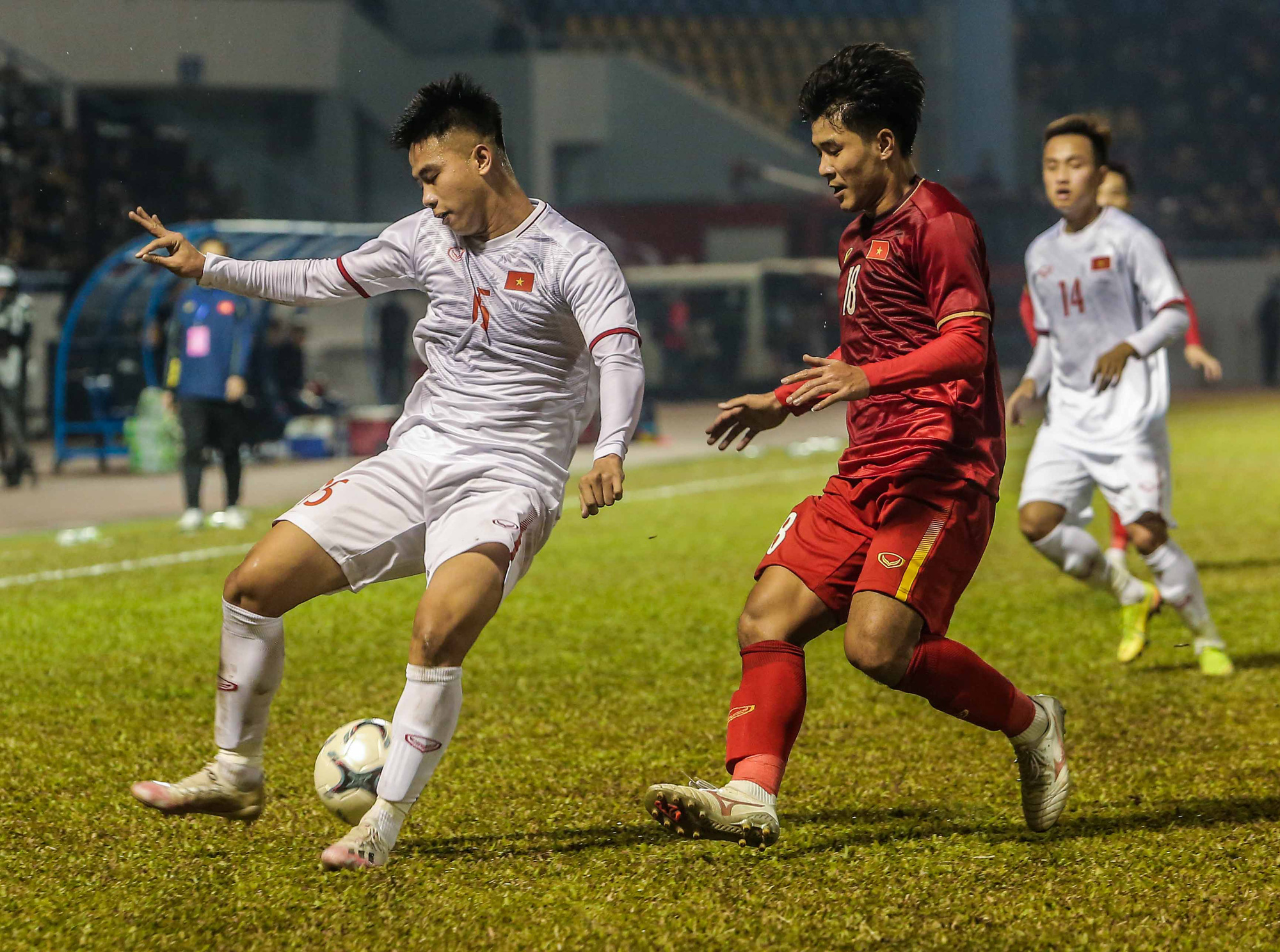 Văn Quyết, H&agrave; Đức Chinh &ldquo;nổ s&uacute;ng&rdquo; gi&uacute;p đội tuyển Việt Nam đ&aacute;nh bại đ&agrave;n em U22 - Ảnh 13.