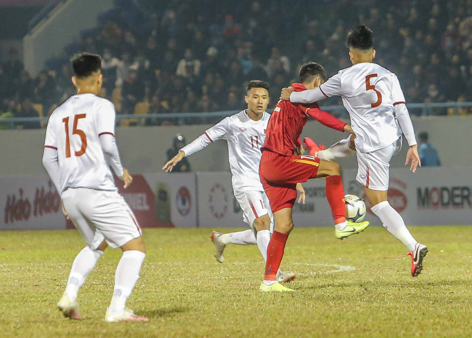 Văn Quyết, H&agrave; Đức Chinh &ldquo;nổ s&uacute;ng&rdquo; gi&uacute;p đội tuyển Việt Nam đ&aacute;nh bại đ&agrave;n em U22 - Ảnh 3.