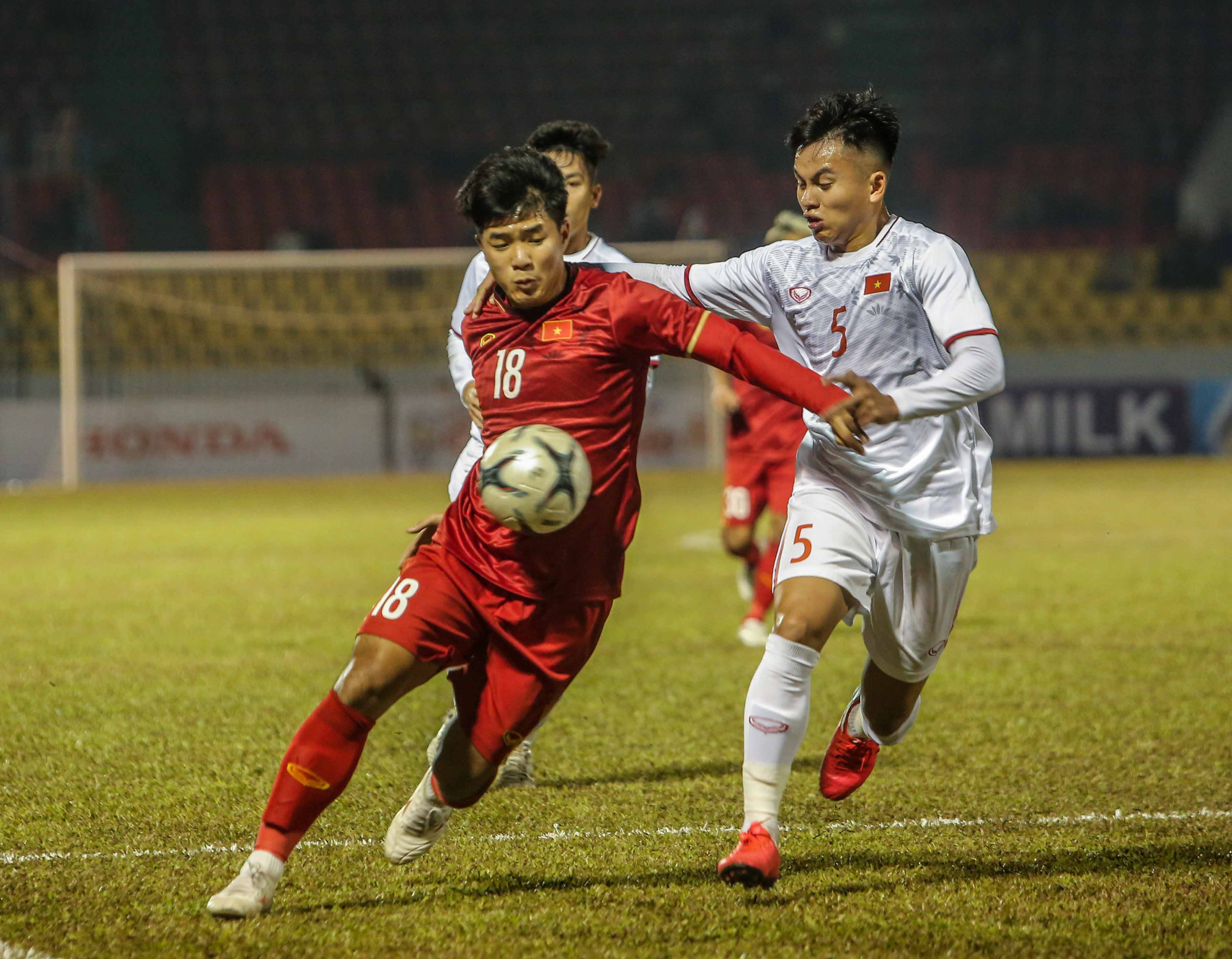 Văn Quyết, H&agrave; Đức Chinh &ldquo;nổ s&uacute;ng&rdquo; gi&uacute;p đội tuyển Việt Nam đ&aacute;nh bại đ&agrave;n em U22 - Ảnh 6.