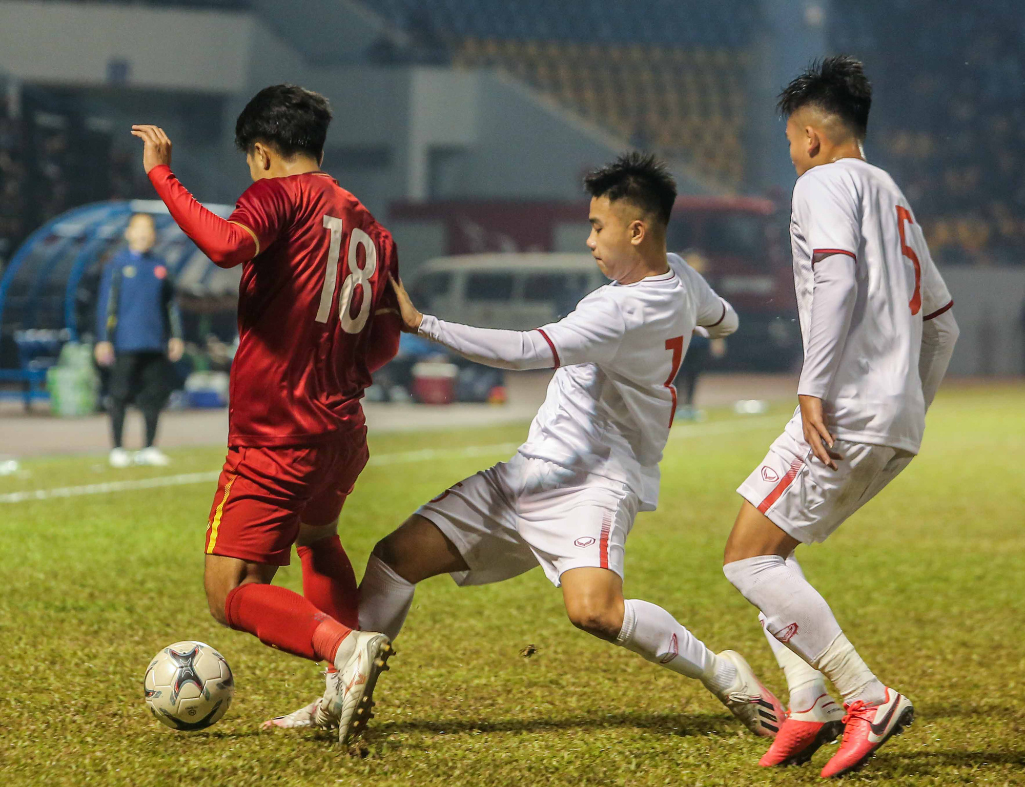 Văn Quyết, H&agrave; Đức Chinh &ldquo;nổ s&uacute;ng&rdquo; gi&uacute;p đội tuyển Việt Nam đ&aacute;nh bại đ&agrave;n em U22 - Ảnh 8.