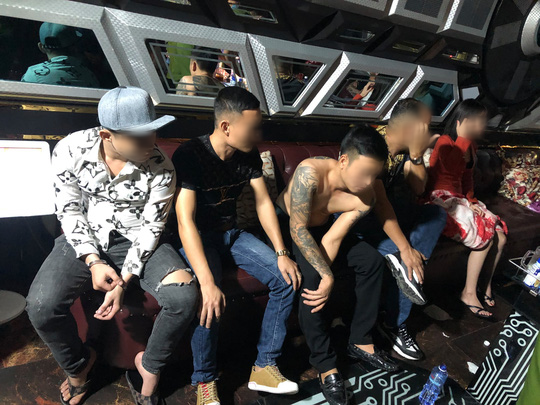 Phát hiện hàng chục người thác loạn tập thể trong karaoke ở quận Bình Tân