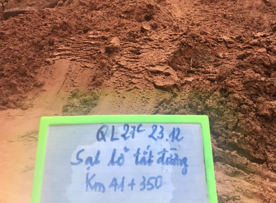 Mưa li&ecirc;n tục, đường Nha Trang - Đ&agrave; Lạt sạt lở g&acirc;y &aacute;ch tắc - Ảnh 1.