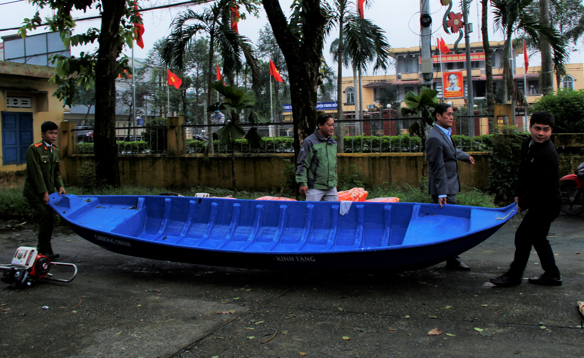 Chương trình Trái tim miền Trung: 13 xuồng cứu hộ đến với bà con vùng lũ Thừa Thiên Huế - Ảnh 9.