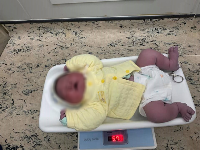Sản phụ 40 tuổi sinh bé trai sơ sinh nặng gần 6 kg