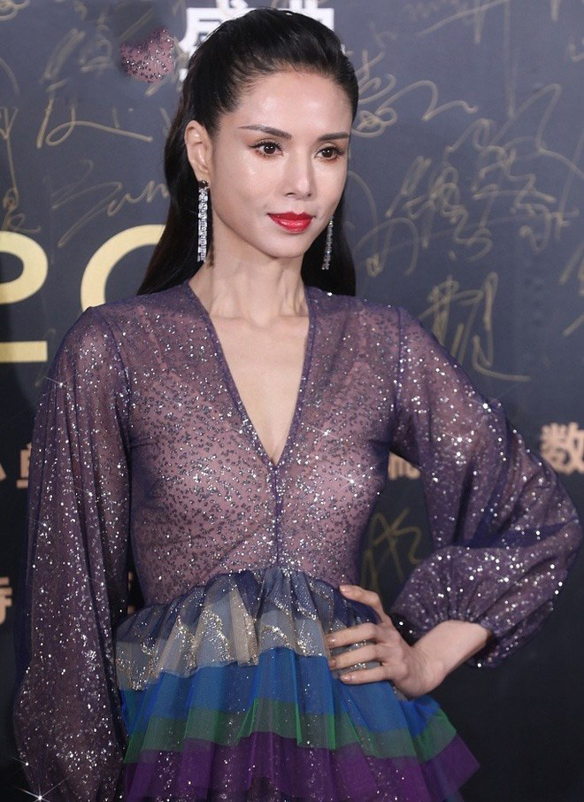 54 tuổi, nữ thần nhan sắc L&yacute; Nhược Đồng đẹp ăn đứt đ&agrave;n em - Ảnh 2.