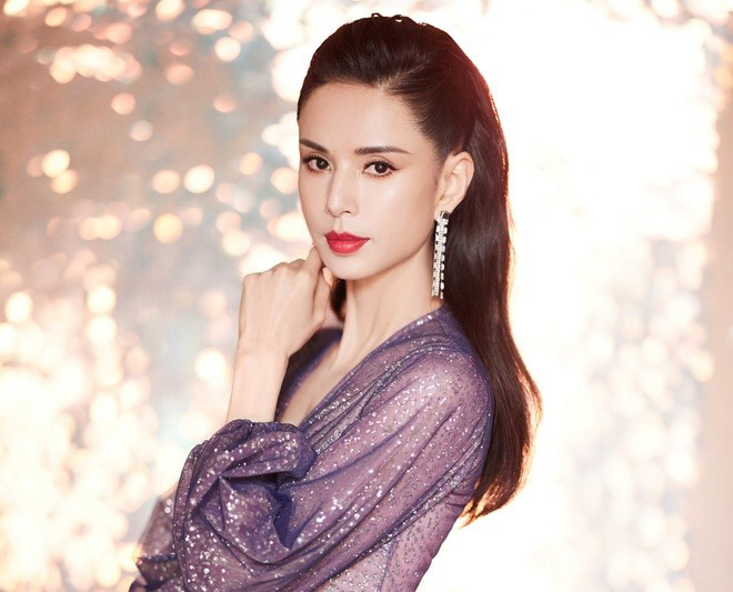 54 tuổi, nữ thần nhan sắc L&yacute; Nhược Đồng đẹp ăn đứt đ&agrave;n em - Ảnh 4.