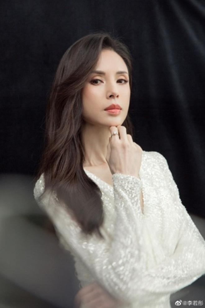 54 tuổi, nữ thần nhan sắc L&yacute; Nhược Đồng đẹp ăn đứt đ&agrave;n em - Ảnh 5.