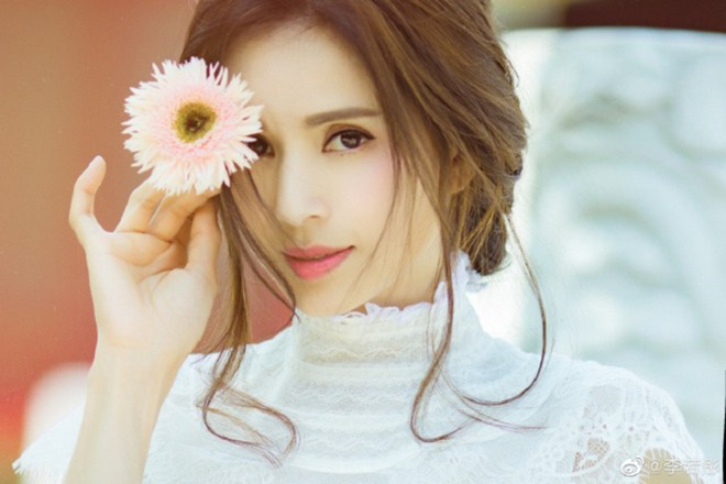54 tuổi, nữ thần nhan sắc L&yacute; Nhược Đồng đẹp ăn đứt đ&agrave;n em - Ảnh 8.