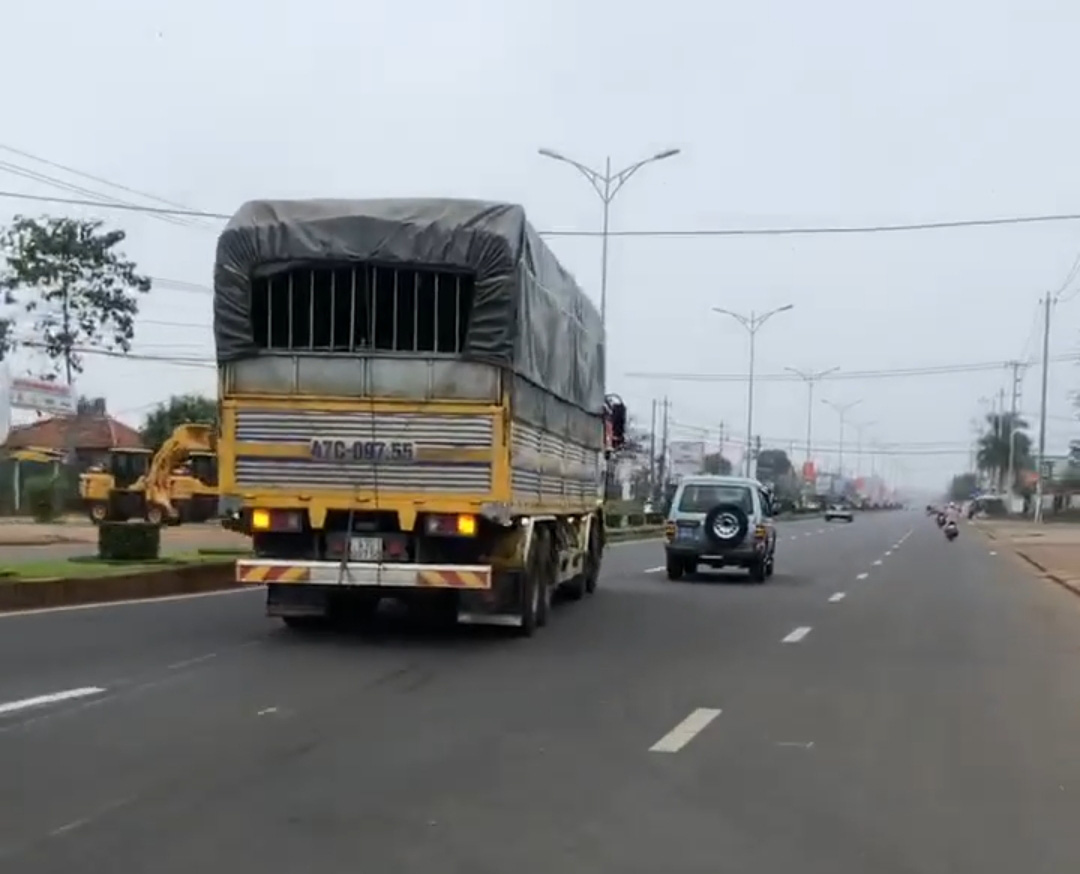 Xe chở quá tải, tài xế không chấp hành hiệu lệnh bị phạt nặng