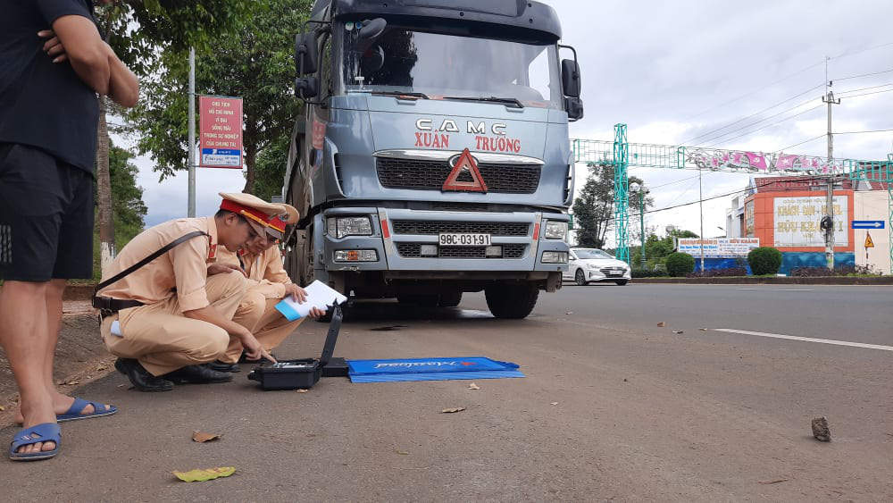 Dàn xe quá tải "thi gan" với CSGT suốt hơn 10 giờ