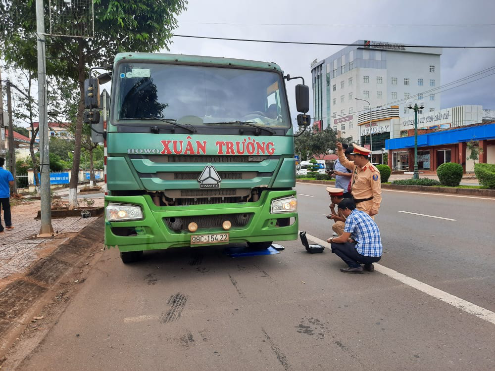 D&agrave;n xe qu&aacute; tải thi gan với CSGT suốt hơn 10 giờ - Ảnh 2.