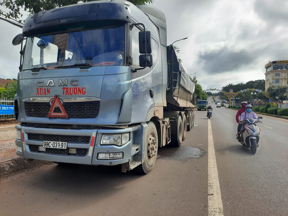 D&agrave;n xe qu&aacute; tải thi gan với CSGT suốt hơn 10 giờ - Ảnh 3.
