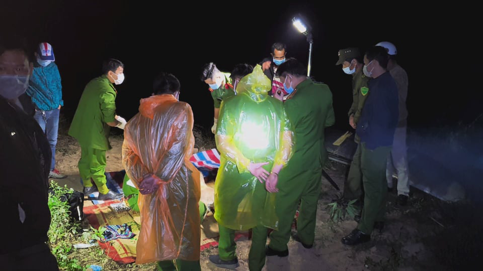 Tìm kiếm tung tích thi thể không nguyên vẹn, trôi trên sông - Ảnh 1.
