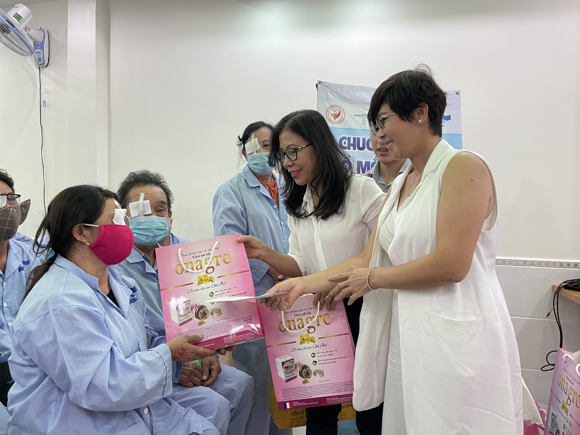 Dược Thuận Gia và VIETCO giúp bà con nghèo mổ mắt