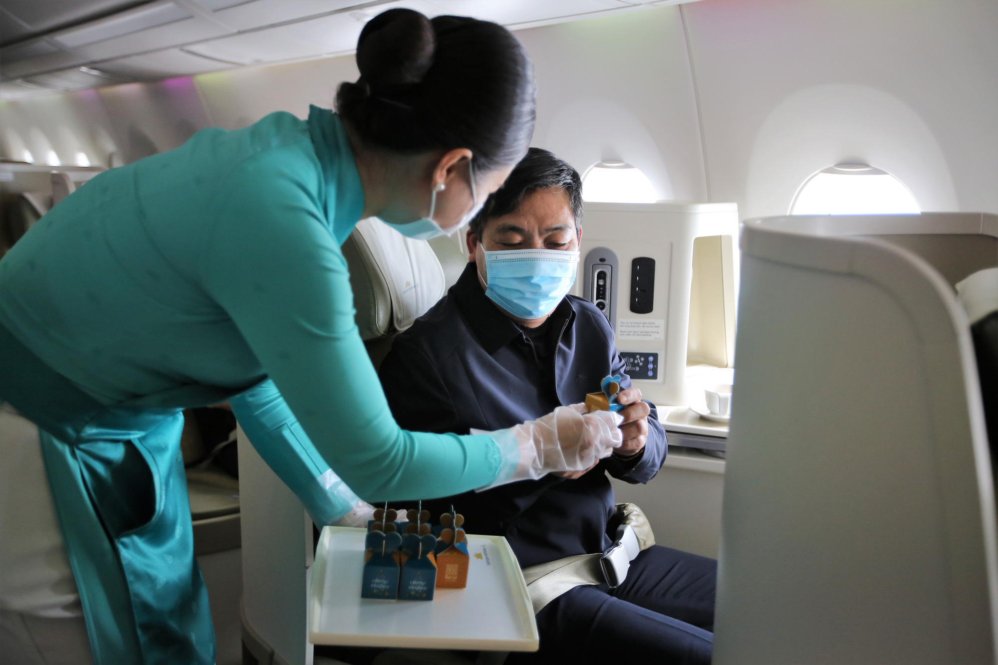 Vietnam Airlines tặng quà Giáng sinh cho hành khách hạng thương gia