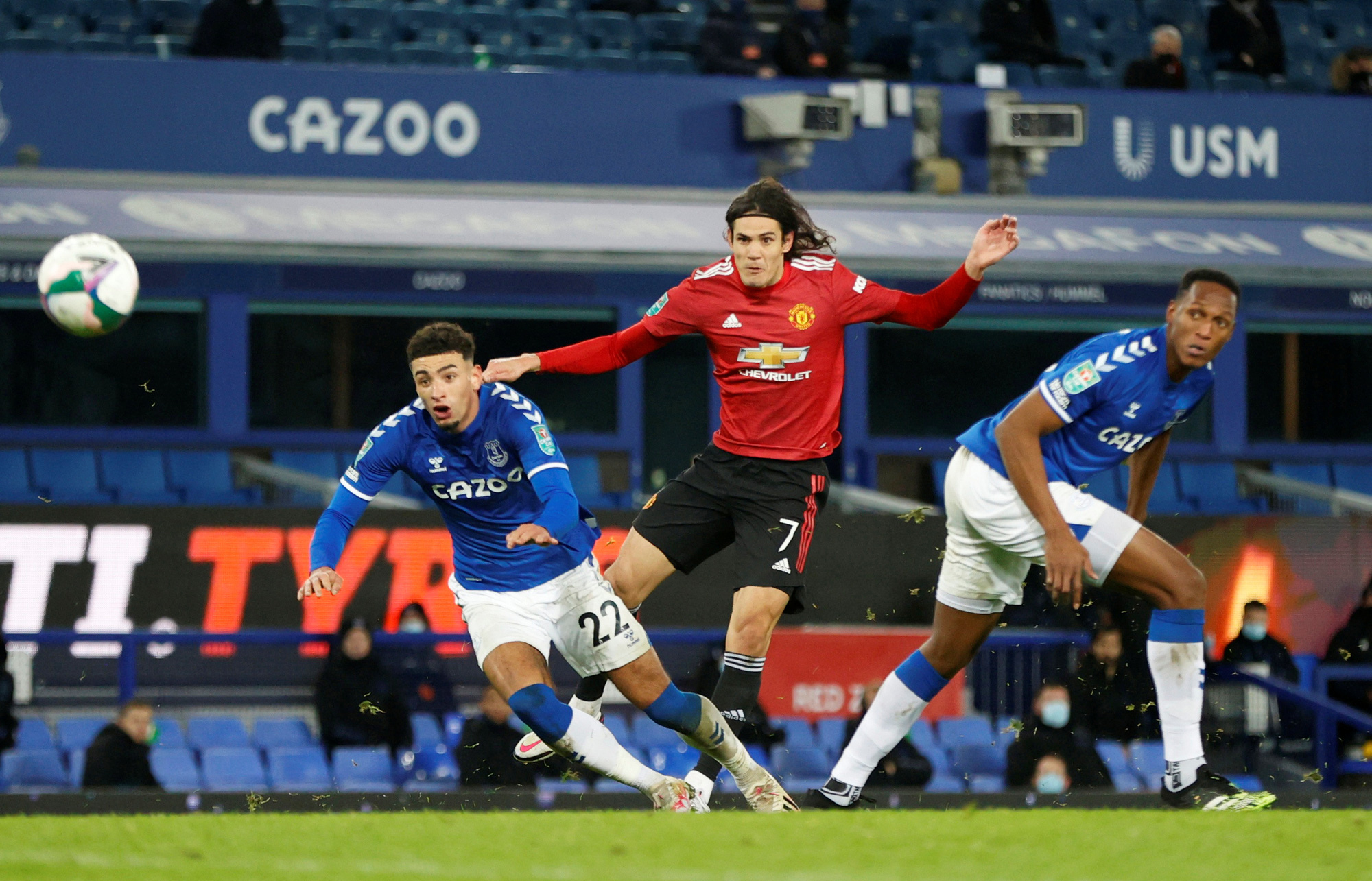 Cavani lập si&ecirc;u phẩm loại Everton, Man United chờ chạm tr&aacute;n Man City ở b&aacute;n kết - Ảnh 3.