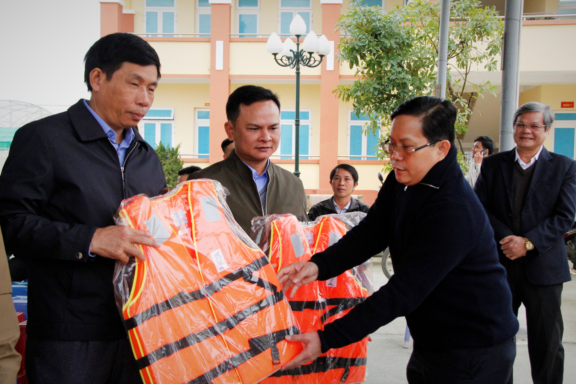Trái tim miền Trung đến với người dân vùng lũ Quảng Bình - Ảnh 3.