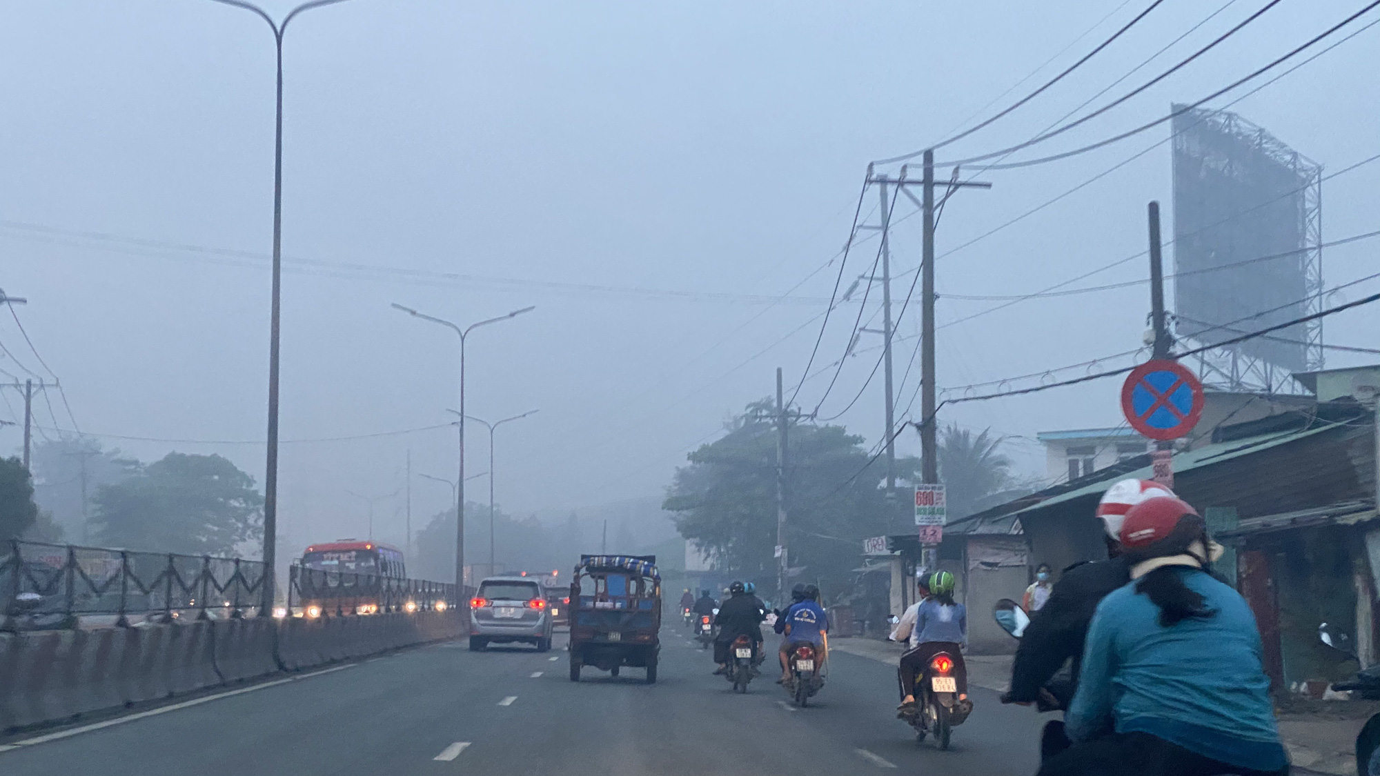 Sương mù trắng xoá ở TP HCM nhưng tia cực tím lại âm thầm gây hại - Ảnh 3.