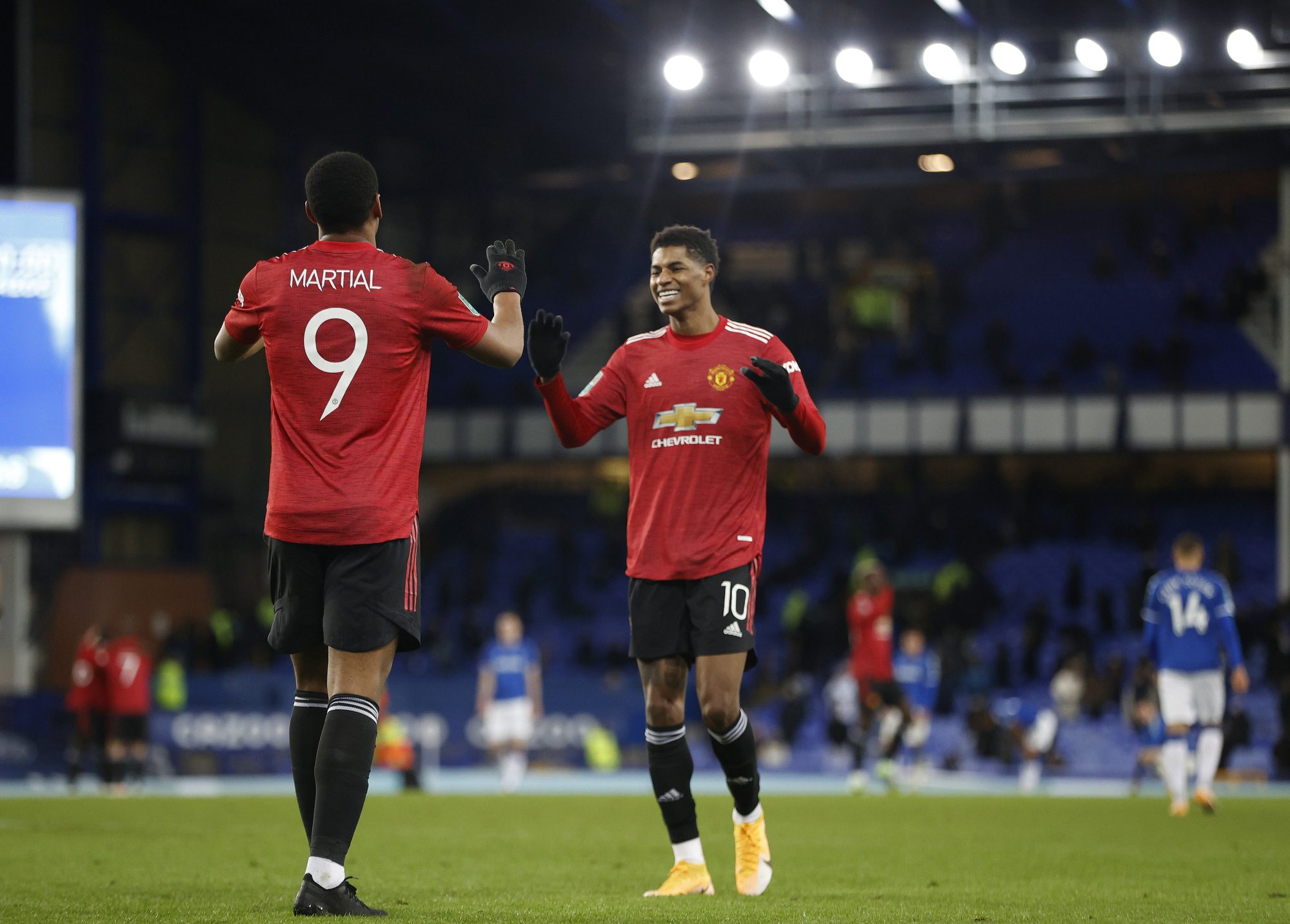 Cavani lập si&ecirc;u phẩm loại Everton, Man United chờ chạm tr&aacute;n Man City ở b&aacute;n kết - Ảnh 5.