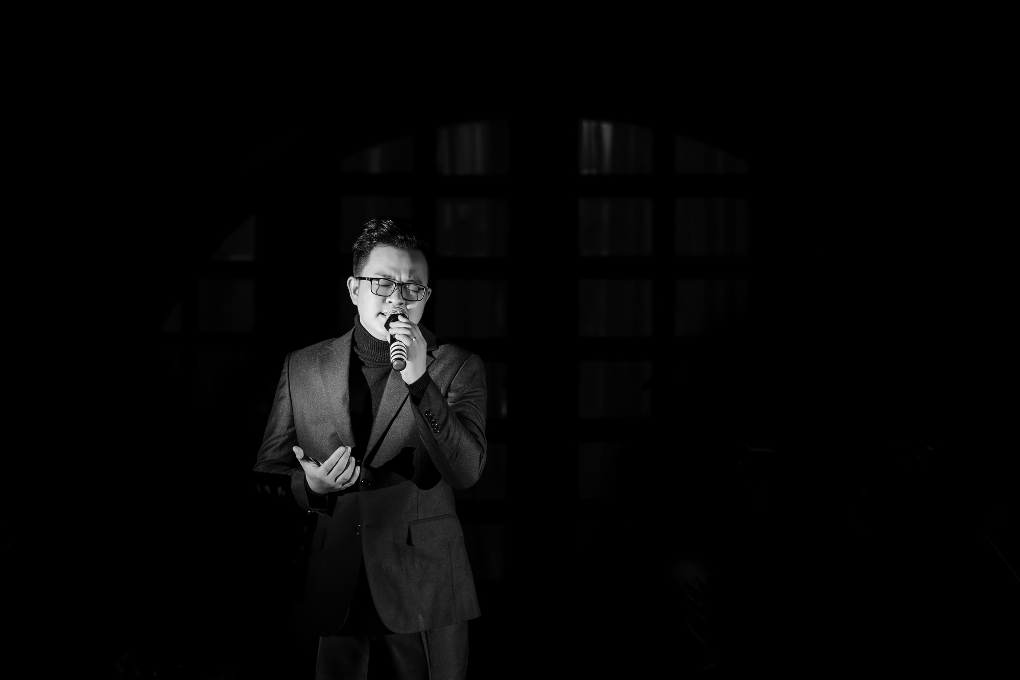 Mất gần 1 tỉ v&igrave; covid, chủ nh&acirc;n bản hit Hoa nở kh&ocirc;ng m&agrave;u quay show kh&ocirc;ng kh&aacute;n giả - Ảnh 1.