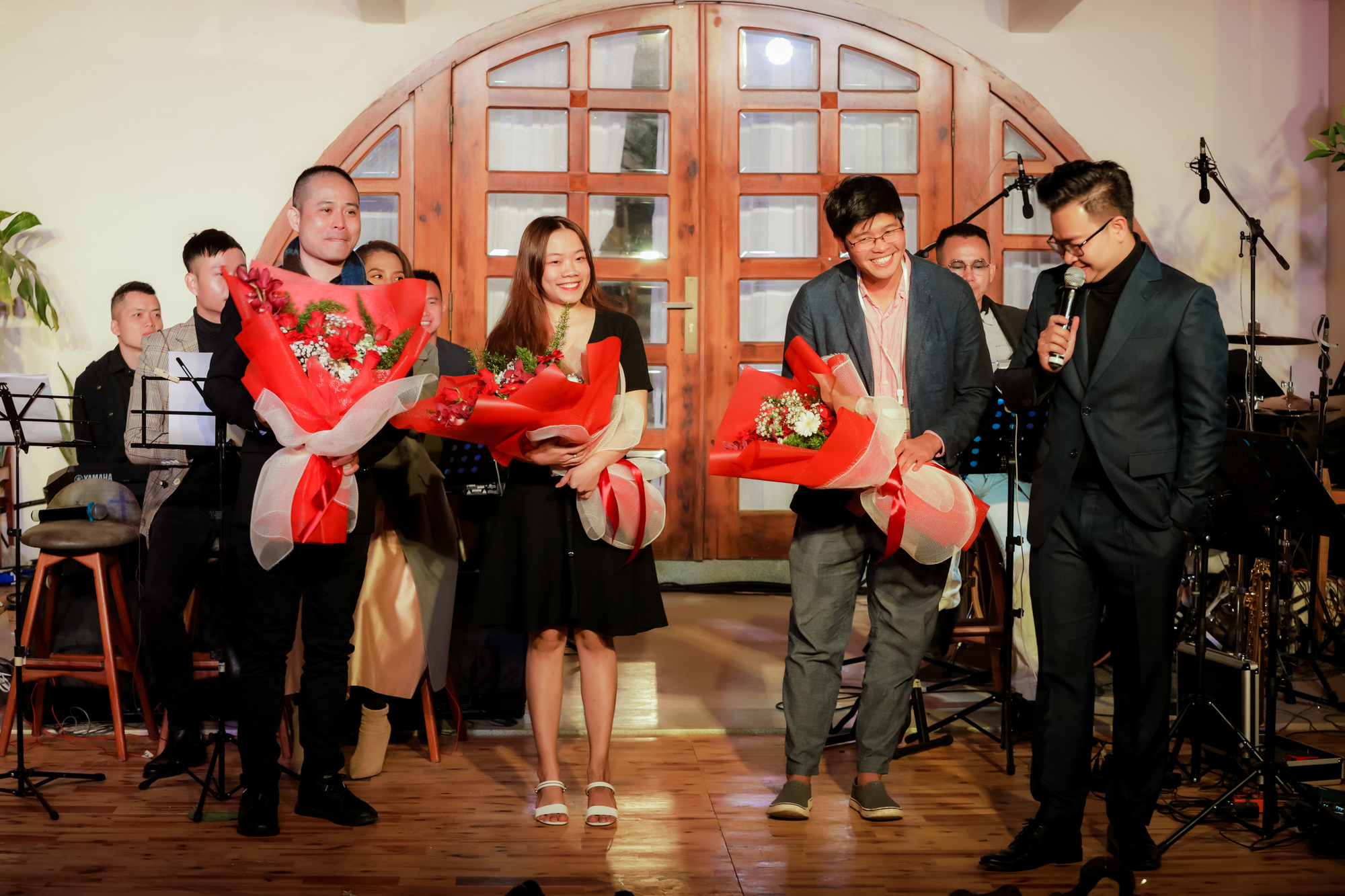 Mất gần 1 tỉ v&igrave; covid, chủ nh&acirc;n bản hit Hoa nở kh&ocirc;ng m&agrave;u quay show kh&ocirc;ng kh&aacute;n giả - Ảnh 4.