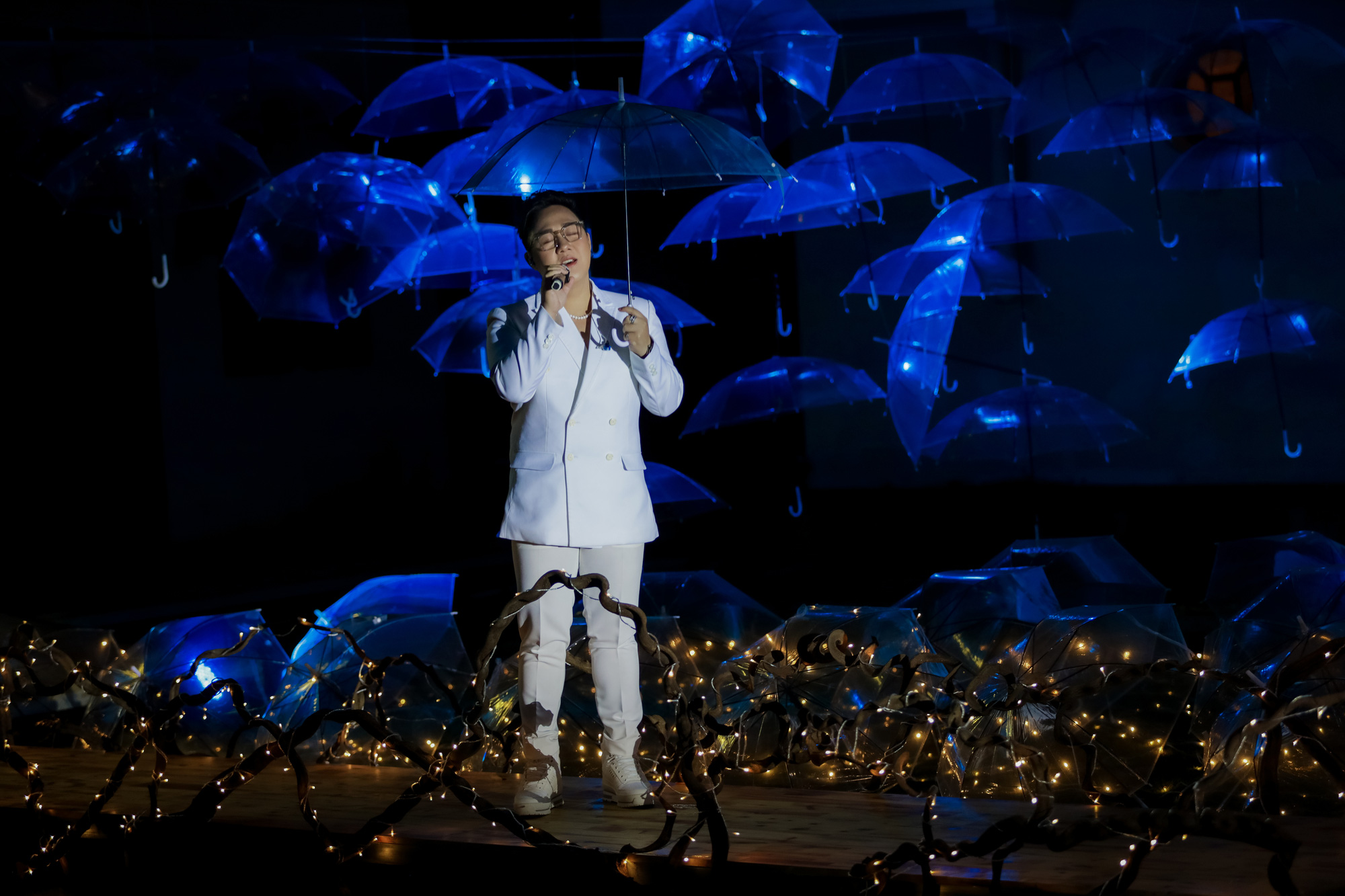 Mất gần 1 tỉ v&igrave; covid, chủ nh&acirc;n bản hit Hoa nở kh&ocirc;ng m&agrave;u quay show kh&ocirc;ng kh&aacute;n giả - Ảnh 3.
