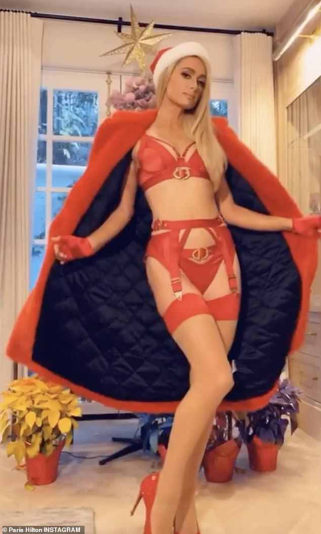 Miley Cyrus, Paris Hilton g&acirc;y xốn mắt với trang phục Gi&aacute;ng sinh thiếu vải - Ảnh 1.