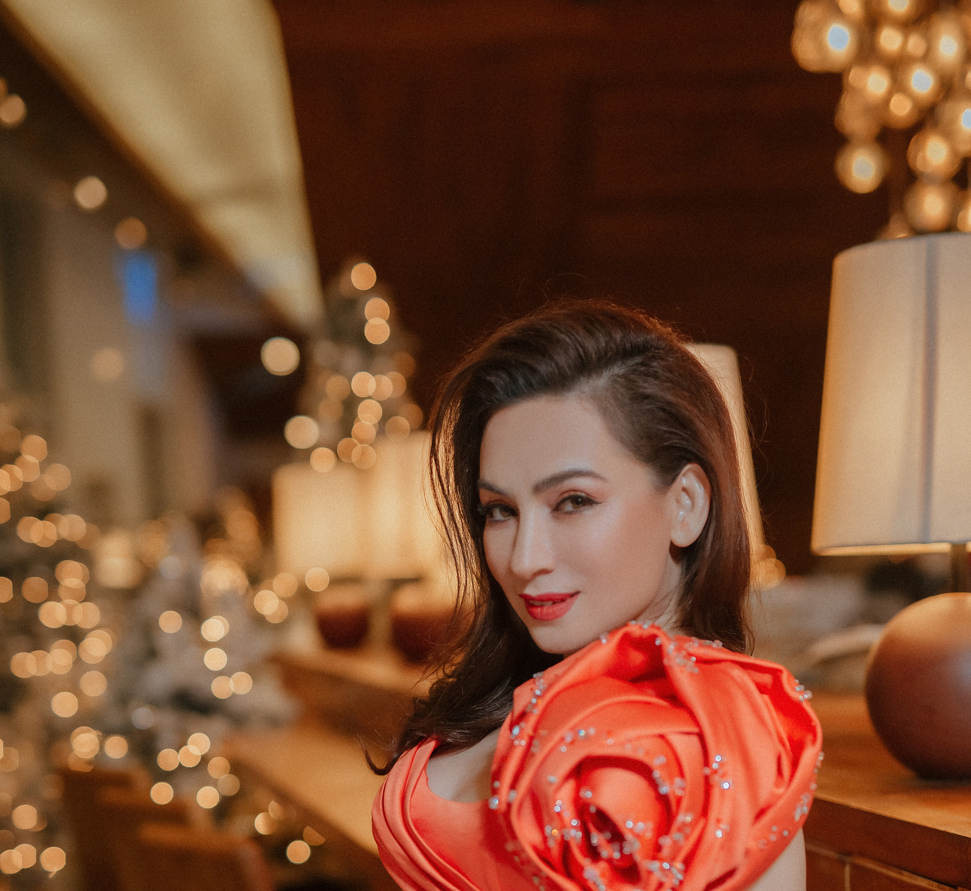 Phi Nhung "lột xác" ở tuổi U50