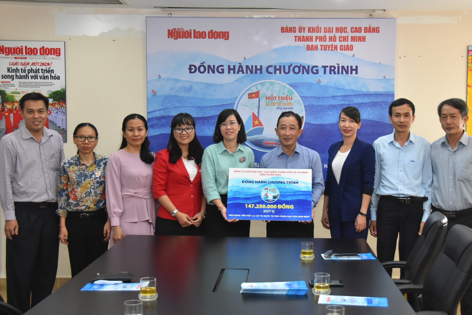 Lan tỏa mạnh mẽ Chương trình "Một triệu lá cờ Tổ quốc cùng ngư dân bám biển"