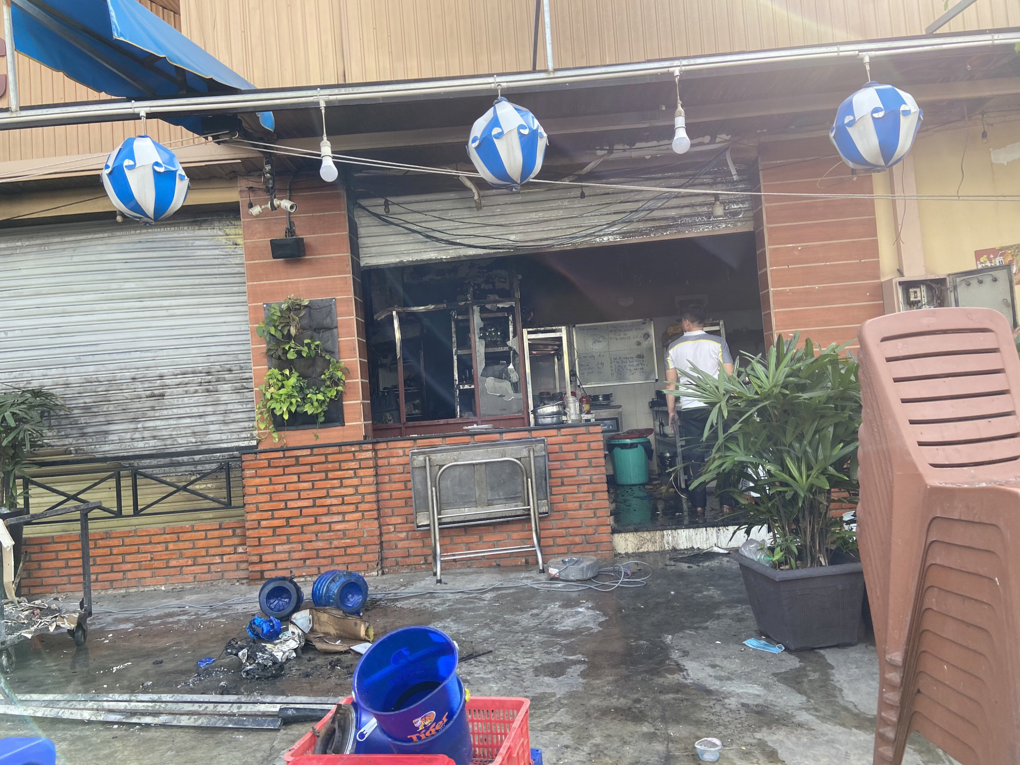 C&ocirc;ng an phong tỏa hiện trường vụ nổ v&agrave; ch&aacute;y qu&aacute;n ăn ở quận 12 - Ảnh 1.