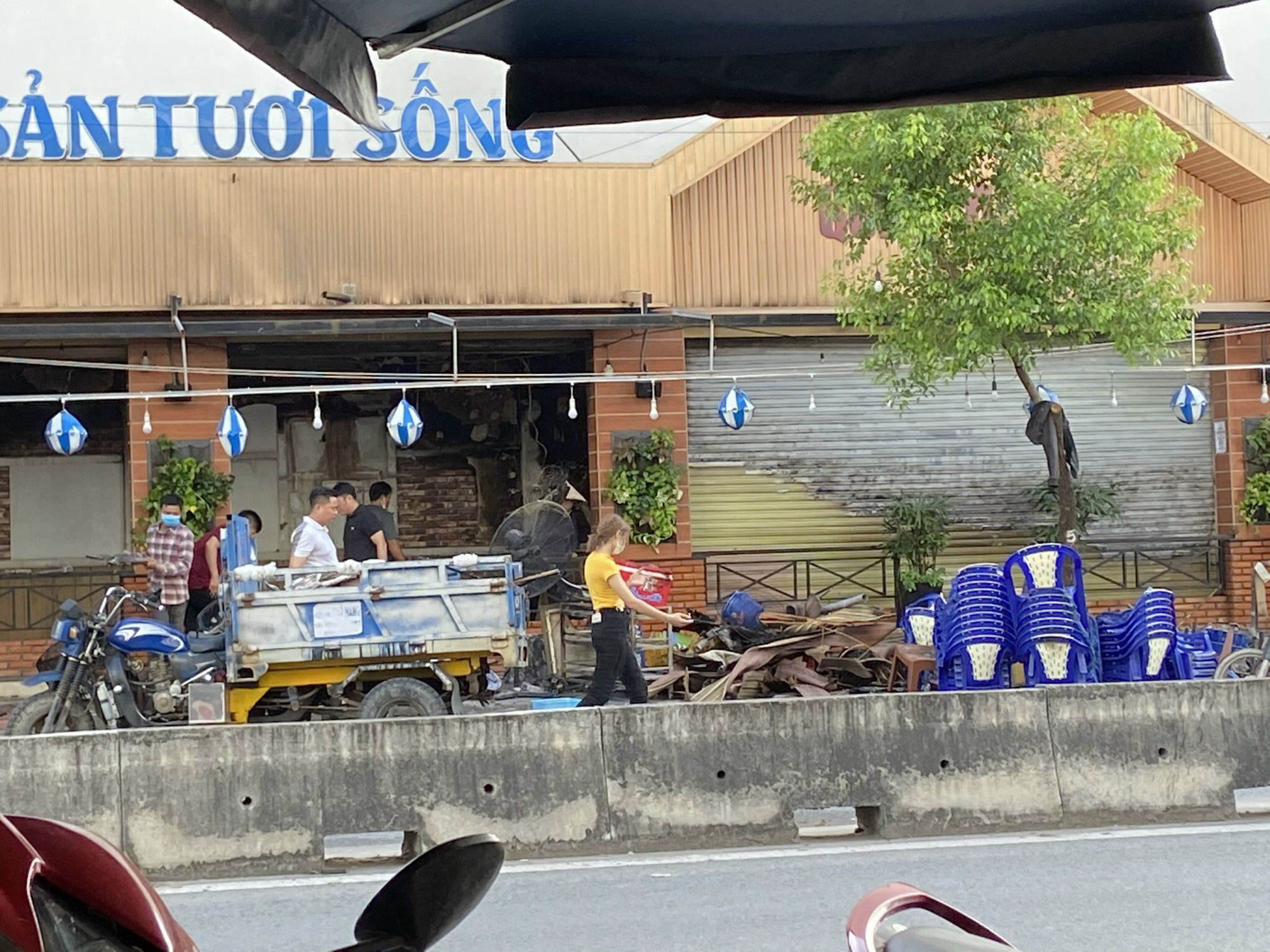 C&ocirc;ng an phong tỏa hiện trường vụ nổ v&agrave; ch&aacute;y qu&aacute;n ăn ở quận 12 - Ảnh 2.