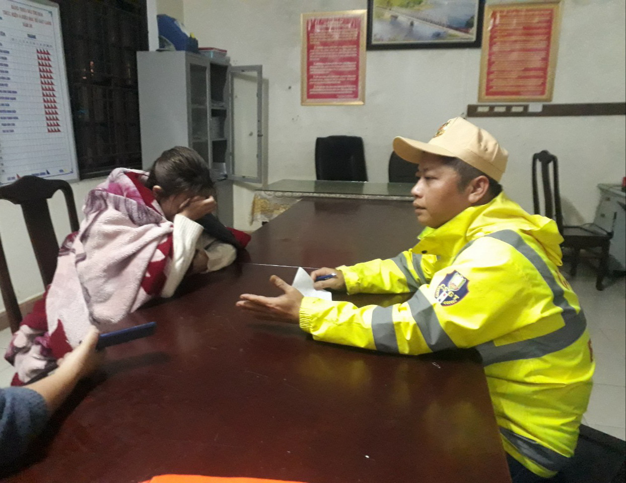CSGT lao mình xuống sông Hương cứu người phụ nữ giữa đêm tối