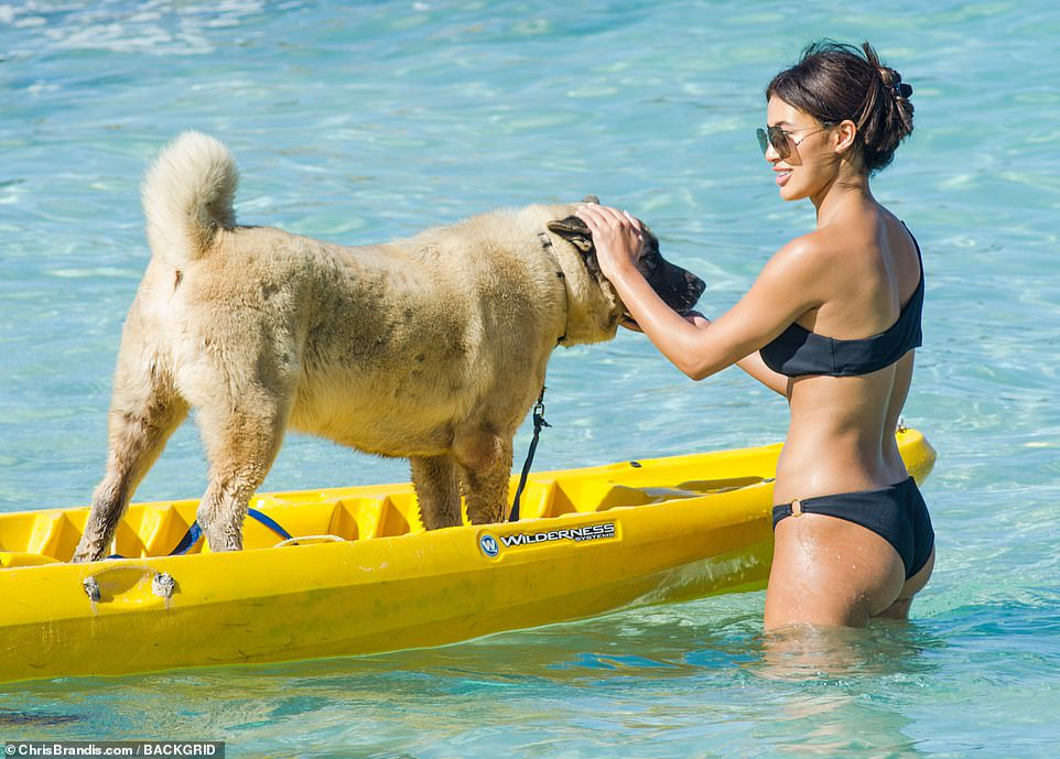 Hàng loạt người đẹp khoe dáng với bikini kỳ nghỉ Giáng sinh
